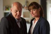 Wilsberg (Leonard Lansink) und Alex (Ina Paule Klink) fragen sich, ob ihr Freund Ekki undercover als Barkeeper überzeugen wird.