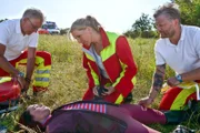 Praxis mit Meerblick – Die Kämpferin Ein Reitunfall mit Folgen: Jacob Keller als Gunther (l.), Tanja Wedhorn als Nora Kaminski (2.v.l.), Anne-Marie Lux als Jennifer Larsson (M.u.)