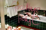 Countrystar Holly Collins (Bronwyn Turei) liegt tot in der Badewanne ihres Hotelzimmers.