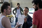 Semir (Erdogan Atalay, 2.v.re.) und Ben (Tom Beck, 2.v.li.) tauchen mit einem Haftbefehl in Tayfuns (Tim Seyfi, li.) Werkstatt auf und wollen ihn festnehmen.