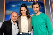 Moderatorin Esther Sedlaczek (M.) mit den Kandidaten des Teams "Cobra": Erdoğan Atalay (l.) und Tom Beck (r.)