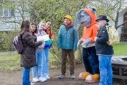 TanzTapir zeigt den TanzAlarm Kids stolz, was er gelernt hat.