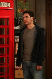 Ted (Josh Radnor) hat den Eindruck, dass Lily sich in der Wohnung breit macht, um ihn raus zu drängen ...
