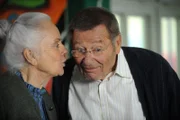 Theres führt etwas im Schilde und braucht dafür Alois' Hilfe. Von links: Theresa Brunner (Ursula Erber) und Alois Preissinger (Erich Hallhuber sen.).