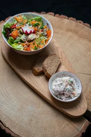 Gruß aus der Küche: Hausgemachtes Dinkelbaguette mit Radieschen-Ziegenfrischkäse, dazu gemischter Sommersalat.