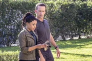 L-r: Sonja Percy (Shalita Grant) und Christopher LaSalle (Lucas Black)