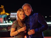 ARD DAS TRAUMHOTEL - CHINA, Ein tolles Duo: Markus Winter (Christian Kohlund) mit seiner Tochter Leonie (Miriam Morgenstern).