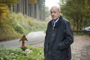 Am Horsthauser Landweg - auch Straße der Tränen genannt - sind in der Vergangenheit Schülerinnen nach einem Discobesuch entführt und drei Tage später ermordet worden. Kann Wilsberg (Leonard Lansink) den Serienmörder dieses Mal rechtzeitig ermitteln?