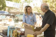 Julie Swagger (Shantel VanSanten, l.); Priester (Tony Amendola, r.)