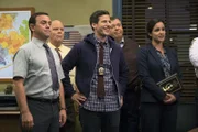 V.l.: Charles Boyle (Joe Lo Truglio), Hitchcock (Dirk Blocker), Jake Peralta (Andy Samberg), Scully (Joel McKinnon Miller), Amy Santiago (Melissa Fumero)