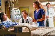 "The Good Doctor", "Fiasko." Shaun hat endlich sein erstes Date mit Carly - und erlebt es als Fiasko. Dr. Audrey Lim ist nun die neue Leiterin der Chirurgie im St. Bonaventure Krankenhaus und überrascht mit einer Innovation: Assistenzärzte dürfen nun schon in ihrem dritten Jahr Operationen leiten. Das führt dazu, dass Dr. Reznick und Dr. Park verbissen um die Leitung einer heiklen Operation konkurrieren. Dr. Melendez stellt Shaun vor eine große Herausforderung: Er soll seine empathische Kommunikationskompetenz an einer schwerkranken Patientin erproben. Shaun schlägt sich mit Bravour, doch um das Leben der Frau zu retten, plant er eine hochriskante Operation.Im Bild (v.li.): Sophia Lauchlin Hirt (Suzanne), Aren Buchholz (Alex Martin), Antonia Thomas (Dr. Claire Browne), Freddie Highmore (Dr. Shaun Murphy).