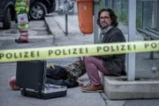 Die nächtliche Zusammenkunft zwischen Anselm Kramer und einem alten Kameraden endet im Streit und Stunden später findet die Polizei den Besucher tot an einer Bushaltestelle: Gerichtsmediziner Dr. Richard Vitek (Alexander Pschill) sucht nach Hinweisen am Ort des Geschehens.