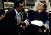 Mark (Victor French, l.) hat für George (Tim Choate, r.) eine Apparatur entwickelt, mit der er sich verständlich machen kann.