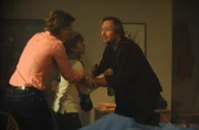 Maria ist wütend, dass Gregor den verstörten Jungen so sehr schimpft. Von links: Maria Brunner (Daniela März), Felix Kramer (Shayan Hartmann) und Gregor Brunner (Holger M. Wilhelm).