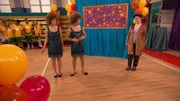 Vorne: Phoebe Thunderman (Kira Kosarin, l.), Max Thunderman (Jack Griffo, m.)
