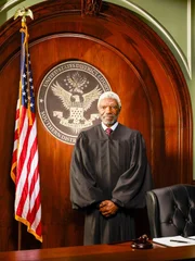 Vondie Curtis-Hall (Richter Nicholas Byrne).