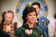 Axl (Charlie McDermott) ist unglücklich, weil er die verrückte Ashley wieder zum Schulball begleiten muss und heckt einen Plan aus, wie er dort mit anderen Mädchen anbandeln kann. Währenddessen will Frankie für ihre Tante Edie eine Pflegekraft einstellen, die auf sie aufpassen kann ... Axl (Charlie McDermott) ist unglücklich, weil er die verrückte Ashley wieder zum Schulball begleiten muss und heckt einen Plan aus, wie er dort mit anderen Mädchen anbandeln kann. Währenddessen will Frankie für ihre Tante Edie eine Pflegekraft einstellen, die auf sie aufpassen kann ...