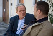 rbb Fernsehen DER WINZERKÖNIG II. STAFFEL, FOLGE 21, "Der Anschlag", am Samstag um 15:30 Uhr. Thomas Stickler (Harald Krassnitzer, l.) wird von Clemes Hoflehner (Jürgen Maurer. r.) für eine Weinzeitschrift interviewt.