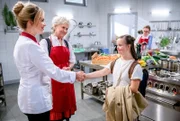 Greta (Laura Osswald, l., mit Antje Hagen, M.) lernt Charly (Natalie Kim Lehmann, r.) kennen.