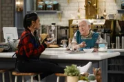 Randi (Kyla Pratt, l.); Phil (Leslie Jordan, r.)