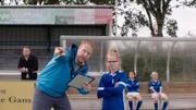 Vater Jan (Ferdi Stofmeel) wird zum Fanatiker, als er die Fußballmannschaft von Floor (Bobbie Mulder) trainiert.