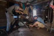 SULAWESI - WS Hazen lernt mit einem Dorfältesten und Kameramann Duncan Fairs, wie man einen Speer herstellt.