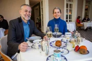 V.l.: Michel Roux und Gisele.  Die Verwendung des sendungsbezogenen Materials ist nur mit dem Hinweis und Verlinkung auf RTL+ gestattet.