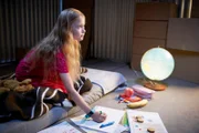 Lea (Milla Hammann) in ihrem Gefängnis - noch geht es ihr gut.