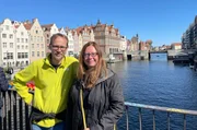Stefan und Anna auf einer Brücke mit Blick auf die Altstadt von Danzig.