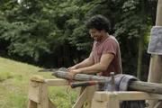 Björn (Serkan Kaya) möchte vor der Kita ein Klettergerüst bauen.