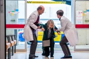 (v.li.): Richard Schiff (Dr. Aaron Glassman), Ever Carradine (Alice Gottfried), Freddie Highmore (Dr. Shaun Murphy).
