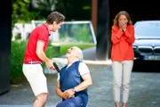 Vor dem Haus der Ärzte der Schönheitsklinik eskaliert die Situation. Dr. Florian Wagner (Oliver Frank, l.) erschießt nicht nur Andreas (Carina Wiese) Entführer, sondern auch seinen Vater (Hansa Czpionka) und flieht mit Andrea als Geisel.