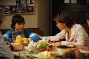 Maria versucht mit viel Ruhe und Geduld Felix Geborgenheit zu schenken. Von links: Felix Kramer (Shayan Hartmann) und Maria Brunner (Daniela Mürz).