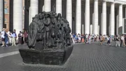 Skulptur „Angels Unawares“ am Petersplatz.
