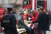 "Soko Donau", "Unter Verdacht." Aus dem oberösterreichischen Enns sollen Carl und sein neuer Kollege Simon Steininger den des Mordes an seiner Freundin verdächtigen Viktor Mayringer nach Wien bringen, doch auf dem Weg dahin kommen sie an einem schlimmen Unfall vorbei: Ein Autofahrer ist mitten in eine Menschenmenge gerast. Der Unfallfahrer ist ihr gesuchter Mann, nach ärztlicher und polizeilicher Freigabe nehmen sie ihn fest und fahren mit ihm zurück nach Wien. Als sie an der Wache ankommen, ist Viktor tot. Hat er beim Unfall so schwerwiegende Verletzungen erlitten? Doch dann kommt ein böser Verdacht auf: War es ein Fall von Polizeigewalt? Carl und Simon werden vorübergehend vom Dienst suspendiert und müssen versuchen, aufzuklären, woran Mayringer tatsächlich gestorben ist. Im Bild (v.li.): Rony Herman (Viktor Mayringer), Michael Steinocher (Simon Steininger).