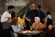 (v.l.n.r.) Carter (Julian Gant); Sheila (Swoosie Kurtz); Kat (Mayim Bialik); Max (Cheyenne Jackson); Phil (Leslie Jordan); Randi (Kyla Pratt)
