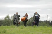 Das Campingwochenende, zu dem Franz (Gerhard Liebmann, l.), Nike (Henny Reents, M.) und Malte (Daniel Zillmann, r.) stoßen, soll die Gruppe der Eltern einander näher bringen.