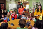 Brick (Atticus Shaffer, vorne M.) beschließt, spontan seine ganze Schulklasse zu seiner Geburtstagsparty einzuladen. Das stellt Mike (Neil Flynn, hinten), Farnkie (Patricia Heaton, M.) und Sue (Eden Sher, vorne r.) vor eine schwierige Aufgabe ...