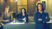 V.l.: Parker (Beth Riesgraf), Sophie Devereaux (Gina Bellman) und Eliot Spencer (Christian Kane) sind wenig begeistert. Sie geraten immer wieder in den Vater-Sohn-Konflikt eines ihrer Gruppenmitglieder.