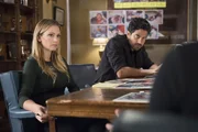 Zwei Schüler haben als einzige einen Angriff auf ihre Familien überlebt. Das Team um JJ (AJ Cook, l.) und Luke (Adam Rodriguez, r.) muss ermitteln, um den oder die Täter zu fassen ... Zwei Schüler haben als einzige einen Angriff auf ihre Familien überlebt. Das Team um JJ (AJ Cook, l.) und Luke (Adam Rodriguez, r.) muss ermitteln, um den oder die Täter zu fassen ...
