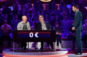 Moderator Kai Pflaume (r.) mit Rateteam-Kapitän Bernhard Hoëcker (l.) und dem Comedian Paul Panzer (M.).