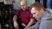 Michael,li. hat nach einer Operation und Problemen mit seinem neuen Tattoo-Studio hohe Schulden. RTL II-Trödelprofi Otto Schulte,re. soll Michael helfen.