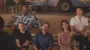 Müssen Abschied von ihrem Kollegen Max nehmen, der die Insel verlassen wird: Steve (Alex O'Loughlin, 2.v.l.), Danny (Scott Caan, l.), Kono (Grace Park, 2.v.r.), Chin (Daniel Dae Kim, r.) und Grover (Chi McBride, hinten) ...