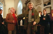 Connor Simpson (Patrick Drury, r.) schiebt seinen Freund Leo Clarke (John Shrapnel, l.) beiseite und verlässt auf wackligen Beinen die Chorprobe.