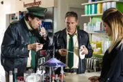 Hubert (Christian Tramitz, Mitte) wartet gespannt, ob Staller (Helmfried von Lüttichau, links) den Duft findet, den er am Tatort gerochen hat (mit Martina Schmidt, rechts).