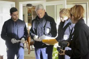 Machen im Haus der jungen Mutter Turner eine grausame Entdeckung: das Navy-Team (v.l.n.r.) Torres (Wilmer Valderrama), Gibbs (Mark Harmon), Bishop (Emily Wickersham) und Quinn (Jennifer Esposito) ...