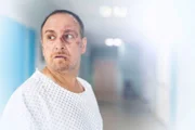Der im Koma liegende Semir läuft in seinem Traum durch das menschenleere Krankenhaus.
