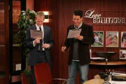 Barney (Neil Patrick Harris, l.) überredet seinen Freund Ted (Josh Radnor, r.), mit ihm eine Partnervermittlerin aufzusuchen. Während Ted immer noch nach der Frau fürs Leben sucht, erhofft sich Barney sich lediglich ein erotische Abenteuer ...