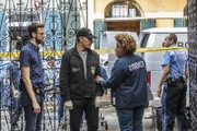 Suchen am Tatort nach einem Beweis, dass Sebastian Lund (Rob Kerkovich, l.) in Notwehr einen Menschen getötet hat: Special Agent Dwayne Pride (Scott Bakula, M.) und Gerichtsmedizinerin Dr. Loretta Wade (CCH Punder, r.) ...