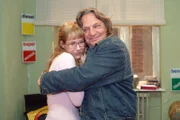 Bernd (Volker Herold, r.) ist glücklich, dass Lisa (Alexandra Neldel, l.) wieder nach Hause zurückkommen will. (Dieses Foto von Alexandra Neldel darf nur in Zusammenhang mit der Berichterstattung über die Serie "Verliebt in Berlin" veröffentlicht und verbreitet werden.)